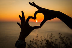 ikona silhouette-hand-heart-shape-sunset-background-401550819971.jpg